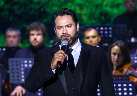 «Безумные домыслы»: посольство РФ вступилось за оперного певца Абдразакова