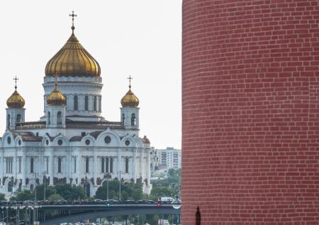 Молебен в честь святых Петра и Февронии начался в храме Христа Спасителя