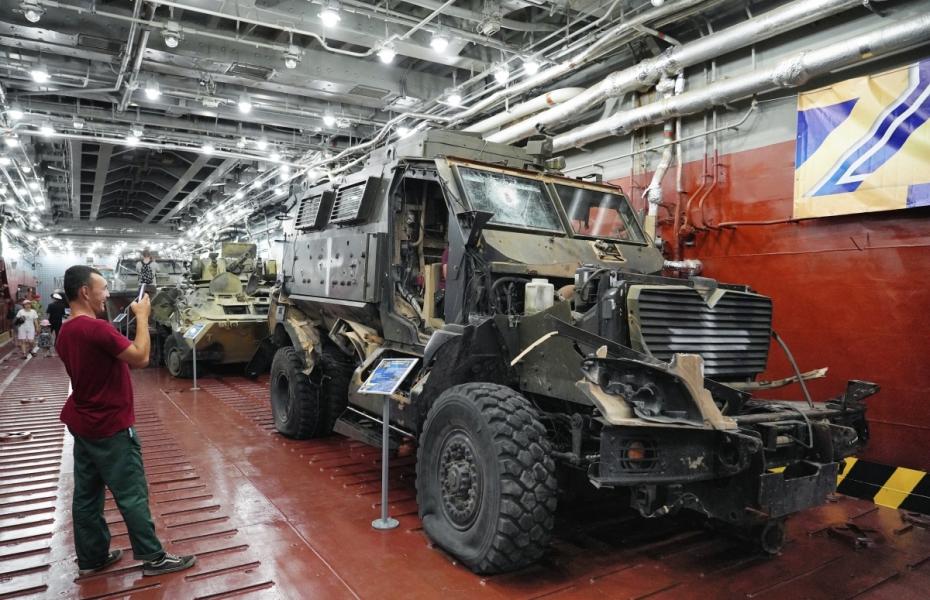 Боевая бронированная машина International M1224 MaxxPro MRAP на выставке трофеев специальной военной операции на борту большого десантного корабля «Иван Грен» в Санкт-Петербурге