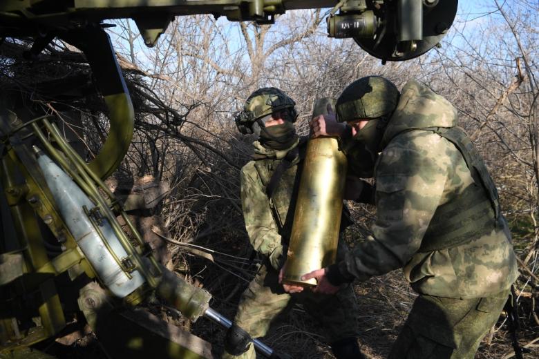 Военнослужащие артиллерийского расчета гаубицы «Мста-Б» на боевой позиции в южном секторе спецоперации