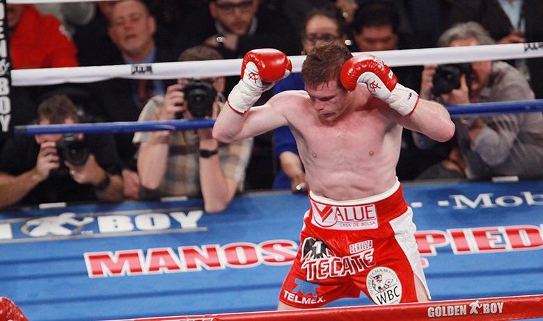 Чемпион WBC и WBA в среднем весе Сауль Альварес