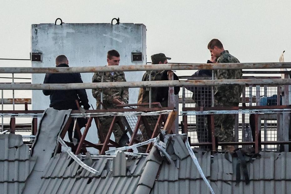 Обстановка на месте падения беспилотника. По данным Минобороны РФ, ПВО сбили два ударных БПЛА: один в районе Красногорска, другой в районе Часцов