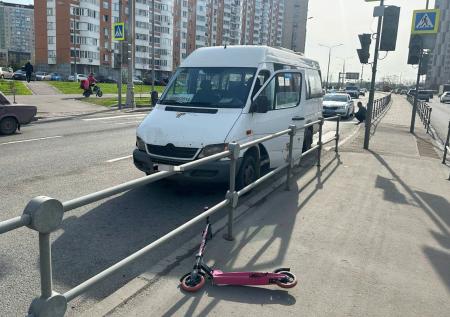 Маршрутка влетела в девочку на самокате в Москве