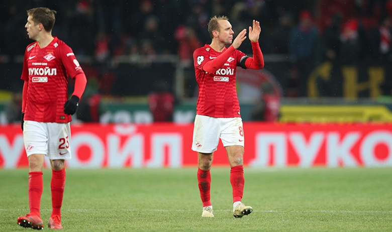 Денис Глушаков (справа)