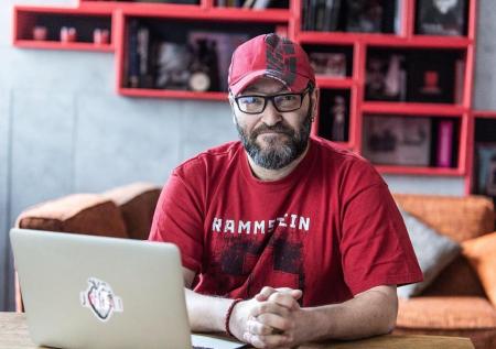 Журналист и создатель «Нашествия» Михаил Козырев стал гостем шоу «вДудь»