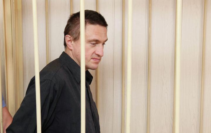 Глава религиозной секты «Ашрам Шамбалы» Константин Руднев, обвиняемый в сексуальном насилии и незаконном хранении наркотиков, в зале суда перед началом слушаний, 2011 год