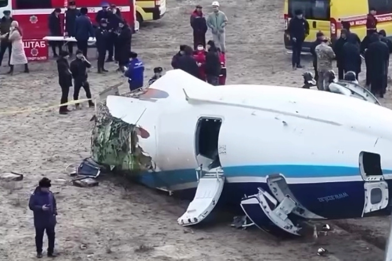 На месте авиакатастрофы в Актау (скриншот видео). Самолет Embraer 190 азербайджанской авиакомпании AZAL летел из Баку в Грозный, но из-за тумана в месте назначения полетел на другой аэродром