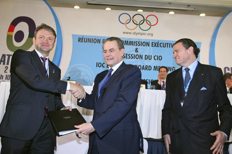 Губернатор Краснодарского края Александр Ткачев, президент МОК Жак Рогге и финансовый директор МОК Ричард Каррион во время подписания документов о подготовке проведения Олимпиады 2014 года в Сочи