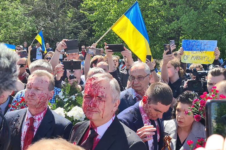 Польша. Варшава. Посол РФ в Польше Сергей Андреев, облитый краской во время возложения цветов на военном мемориальном кладбище советских солдат на улице Жвирки и Вигуры