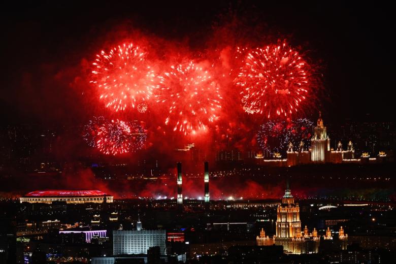 Праздничный салют в честь Дня Победы в Москве
