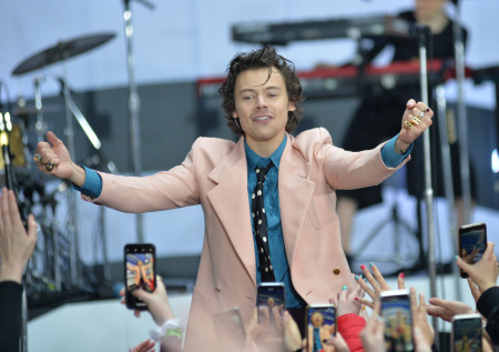 Гарри Стайлс появился на красной дорожке в балетках после долгого перерыва