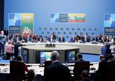 В НАТО договорились поддерживать Украину годами