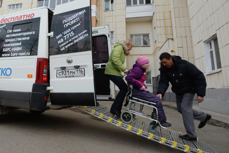 Пассажиры бесплатного такси для детей с ограниченными возможностями, организованное благотворительным фондом «День Добрых Дел»