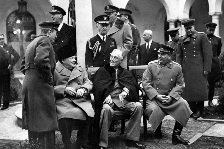 В центре (сидят слева направо): премьер-министр Великобритании Уинстон Черчилль, президент США Франклин Делано Рузвельт и маршал СССР Иосиф Виссарионович Сталин