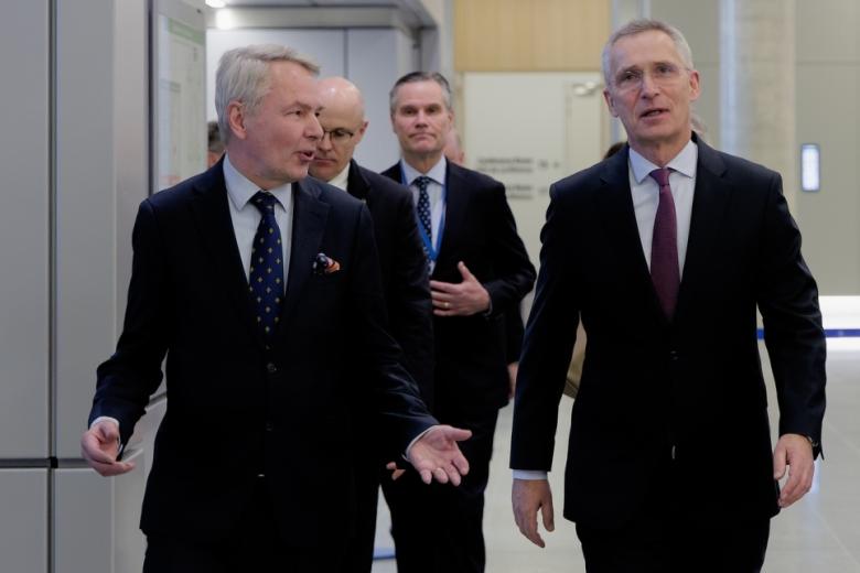 Генеральный секретарь НАТО Йенс Столтенберг с Пеккой Хаависто