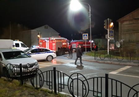 Жилой дом съехал со свай в Салехарде 
