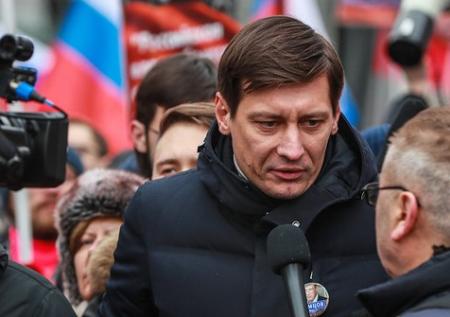 Уголовное дело грозит Гудкову после драки с журналистами