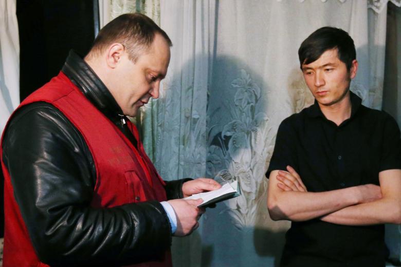 Рейд сотрудников УФМС по выявлению нелегальных мигрантов в квартирах Москвы
