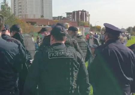 В Митино полиция задерживает местных жителей