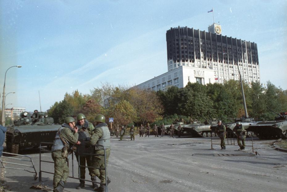 Дом Советов РФ на площади Свободы в Москве 4 октября 1993 года был обстрелян войсками, введенными в столицу в результате конфликта между депутатами Верховного Совета и исполнительной властью России во главе с президентом Борисом Ельциным