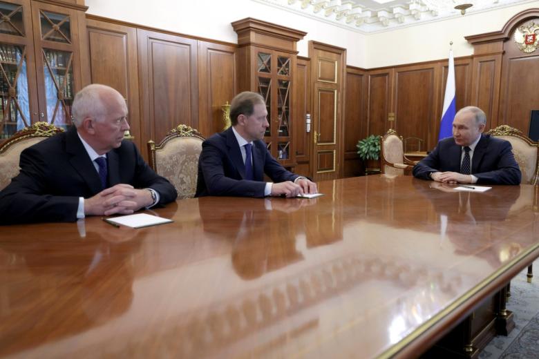 Президент Владимир Путин встретился с Денисом Мантуровым и Сергеем Чемезовым