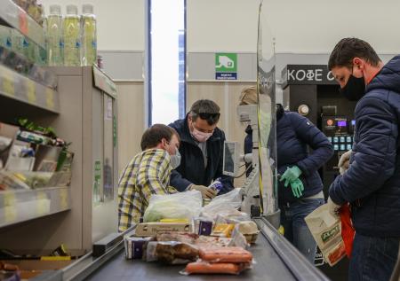 Житель Москвы брызнул из перцового баллончика в продавца в магазине