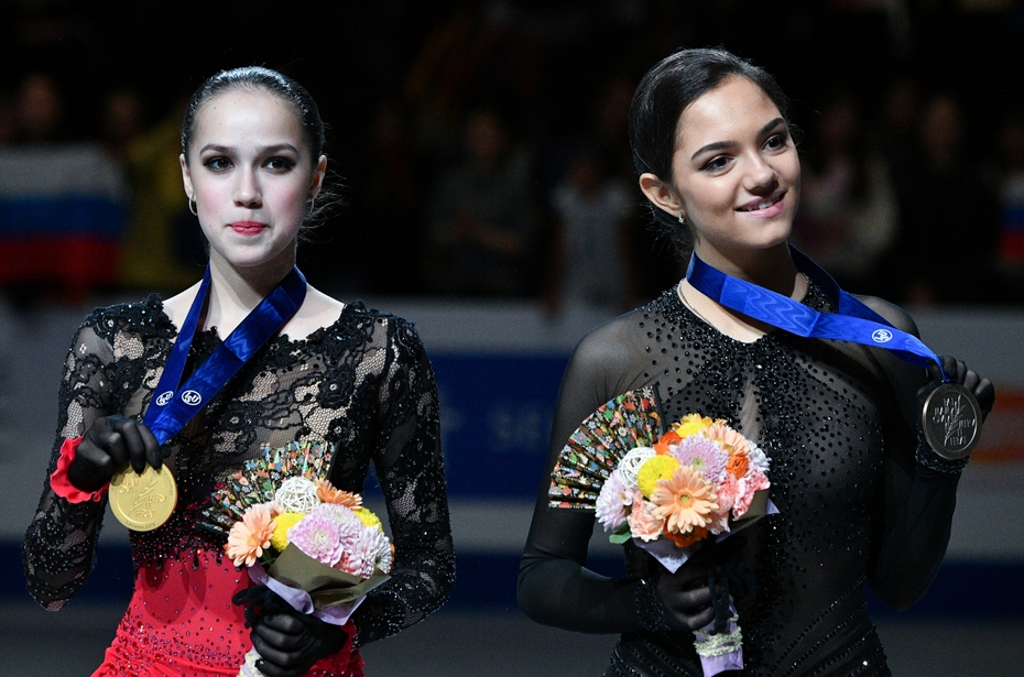 Призеры женского одиночного катания на чемпионате мира по фигурному катанию в Сайтаме (слева направо): Алина Загитова (Россия) — золотая медаль, Евгения Медведева (Россия) — бронзовая медаль, 2019 год