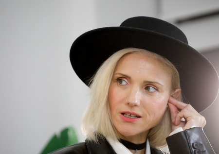 Солистка «Фабрики» Тонева поделилась, как сохраняет форму в 48 лет