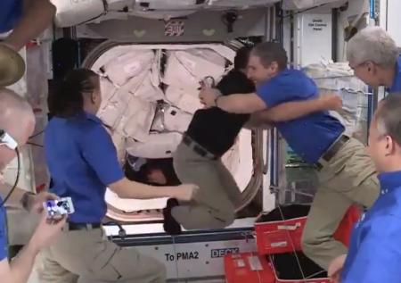 Астронавты корабля Crew Dragon 2 перешли на борт МКС