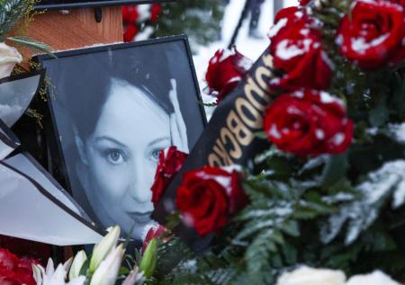 Стало известно о странном поведении сына Добровольской на ее похоронах