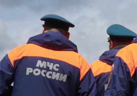 Три человека пострадали при падении крана с моста