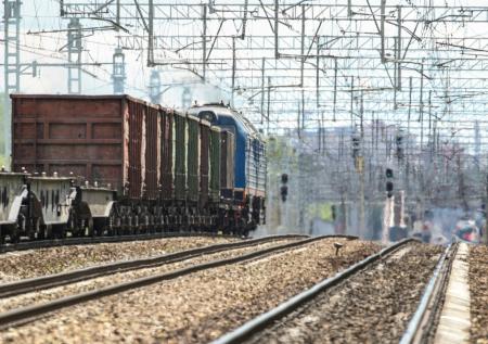 Грузовой состав сошел с рельсов на юге Москвы