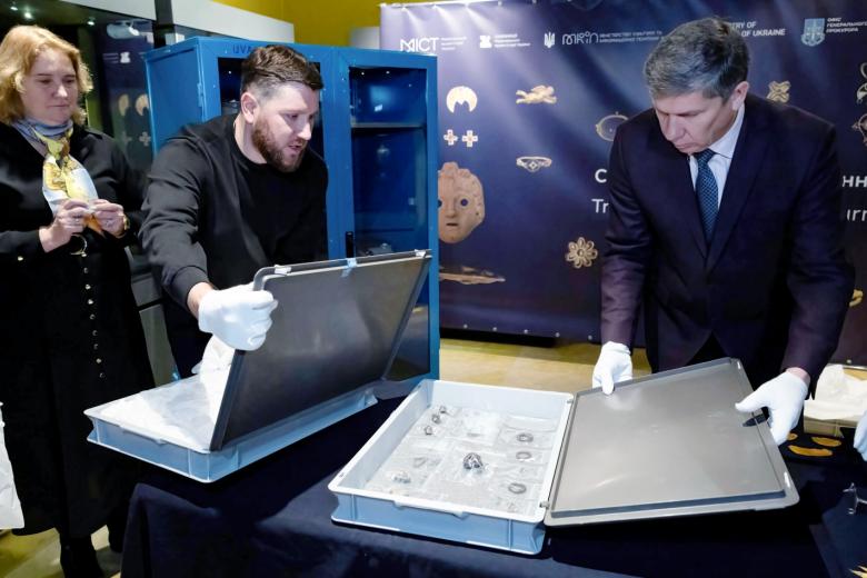 Эксперты Национального музея истории Украины обсуждают шкатулку с золотыми древними скифскими артефактами из музеев Крыма