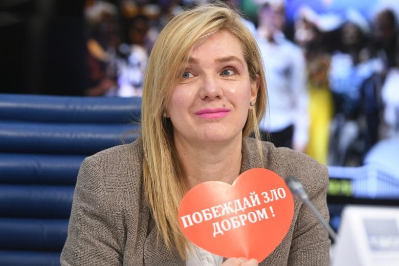 Актриса Елена Денисова-Радзинская на пресс-конференции, посвященной премьере спектакля-концерта «Мы все из одной глины», 2019 год