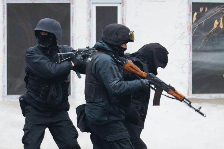 Полицейские задерживают мужчину на улице