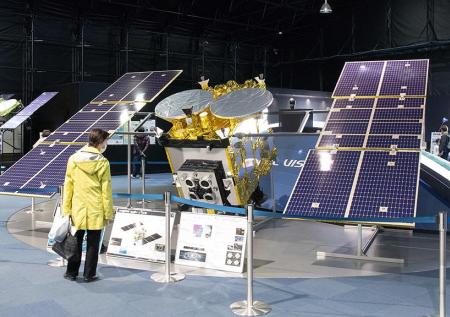 Космический зонд Hayabusa 2 провёл бомбардировку астероида