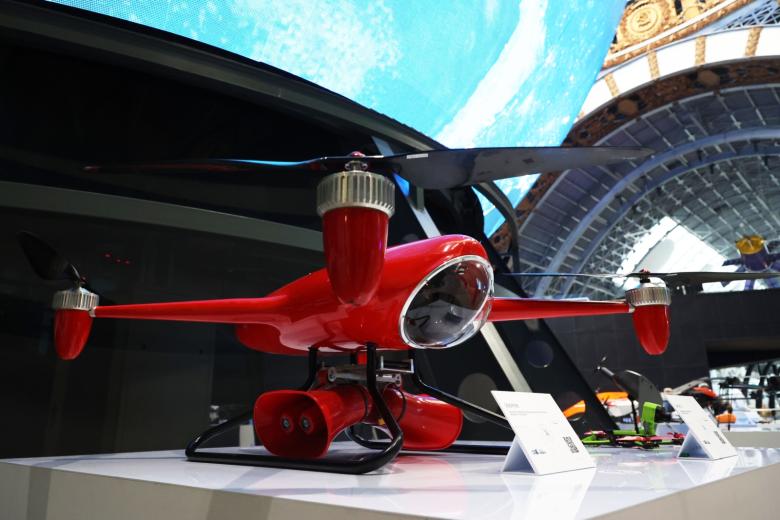 Водостойкое плавучее беспилотное воздушное судно (БВС) Seadrone для решения задач поисково-спасательной деятельности и безопасности на выставке-презентации технологических продуктов и решений в сфере беспилотных авиационных систем «Аэронет 2035» на ВДНХ