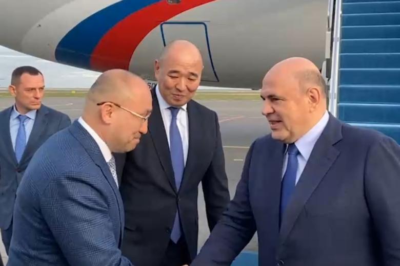 Михаил Мишустин (справа)