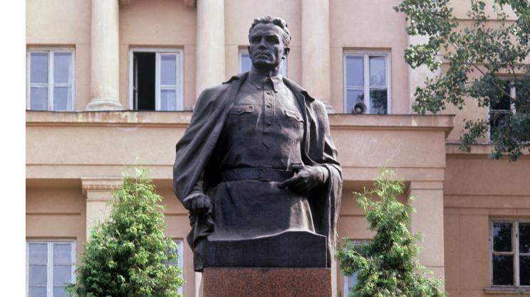 Памятник Герою Великой Отечественной войны, Герою Советского Союза разведчику Николаю Ивановичу Кузнецову (1911-1944)