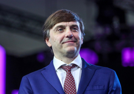 «Новая планка»: Кравцов обратился к школьнице, сдавшей ЕГЭ на 500 баллов