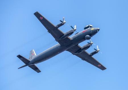 Российский Ил-38 пролетел рядом с авианосцем ВМС США и попал на видео