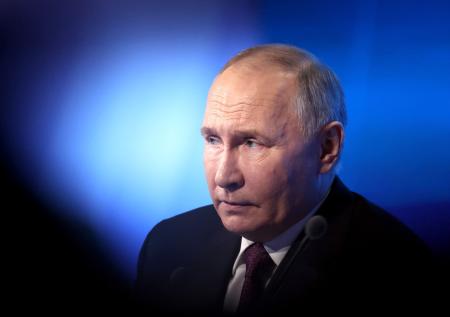 Путин обсудит пересмотр правил приема на госслужбу и в органы