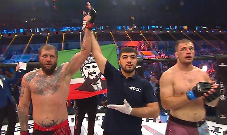 Александр Емельяненко с Виктором Пешой после окончания боя