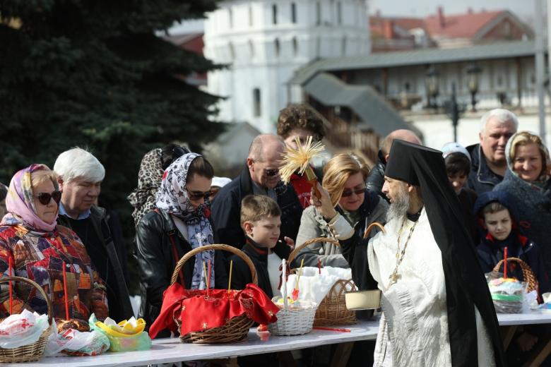 Освящение пасхальных яиц и куличей во время празднования Пасхи у Свято-Даниловского монастыря
