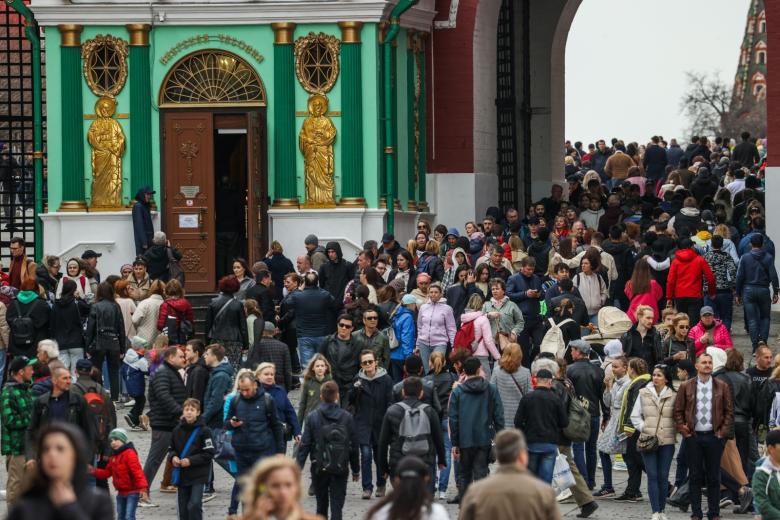 Люди гуляют на Манежной площади в Москве