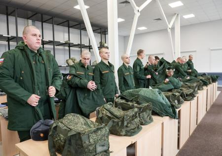 Медведев оценил количество набранных на военную службу по контракту