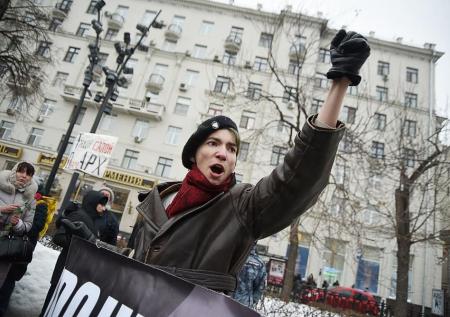 В Москве задержали выкрикивавшего лозунги в сфере из проволоки акциониста