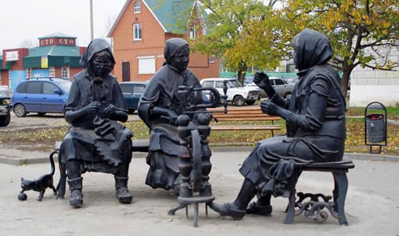 Памятник «Рукодельницы» в Урюпинске
