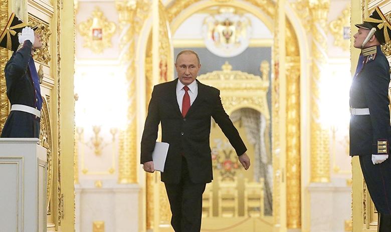 Президент РФ Владимир Путин перед началом выступления с ежегодным посланием к Федеральному собранию РФ в Кремле