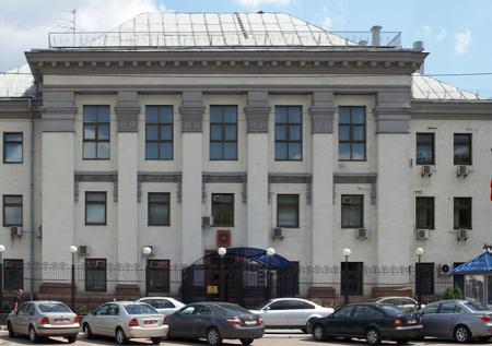 Российское консульство в Киеве забросали дымовыми шашками